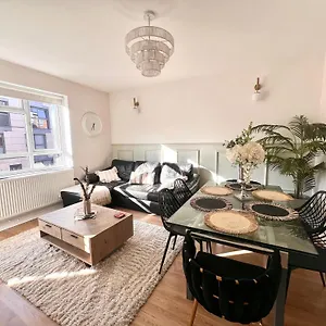 3 Minutes To Tower Of Trendy Shoreditch Recently Refurbished 3 Bedrooms Sleeps 8 , London United Kingdom